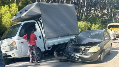 Kamyonete çarpan otomobil sürücüsü hayatını kaybetti