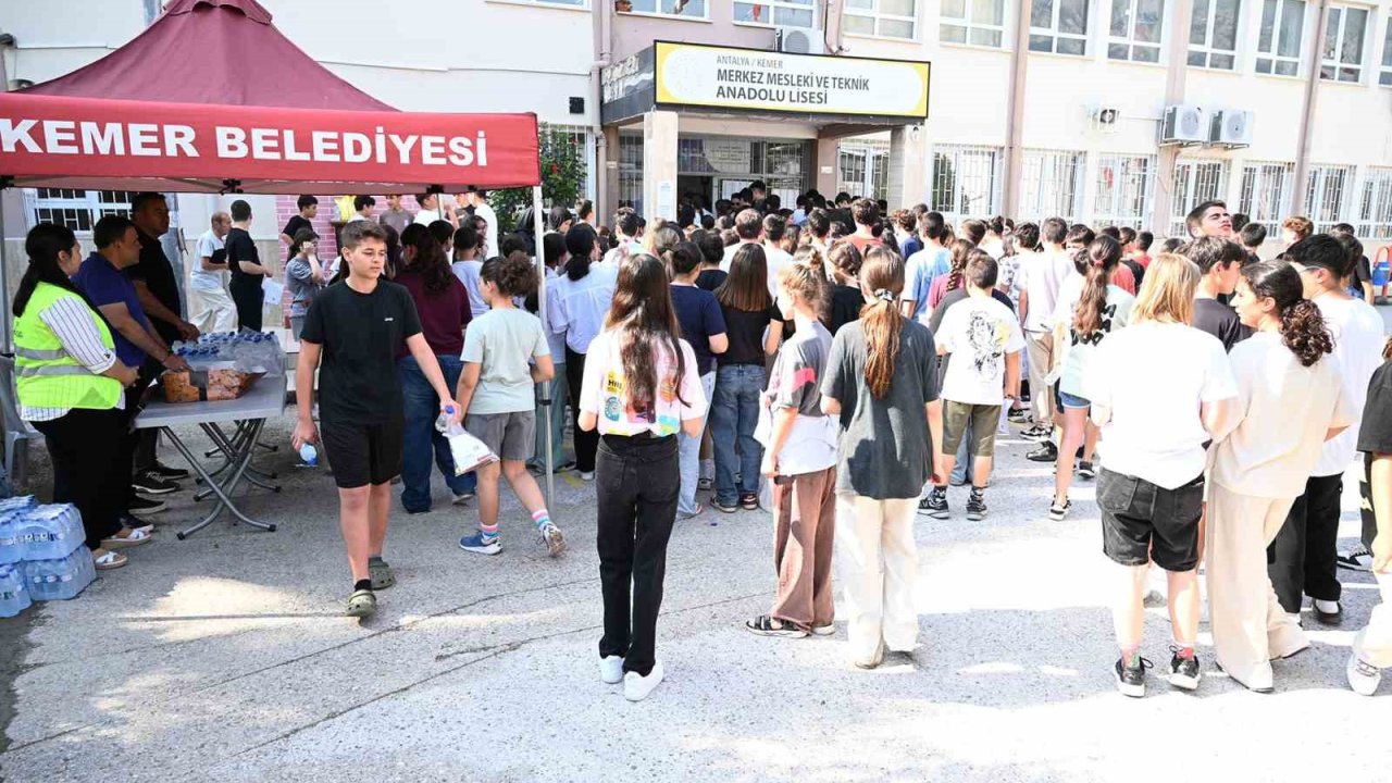 Kemer Belediyesinden LGS’ye giren öğrencilere su ve şeker