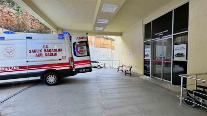 Kendi karnına iki kez bıçak saplayan adam ağır yaralandı