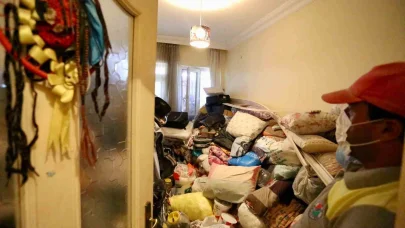 Kepez’de çöp ev operasyonunda 2 ayrı evden 8 kamyon dolusu çöp çıktı