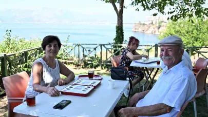 Kıdemli kent sakinleri mangalada kapıştı