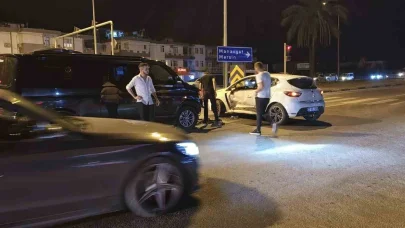 Kırmızı ışık ihlali yapan tur minibüsü otomobile çarptı