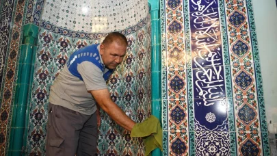 Konyaaltı’nda bayram öncesi ibadethaneler temizlendi