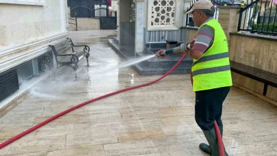Manavgat Belediyesi’nden bayram öncesi cami temizliği