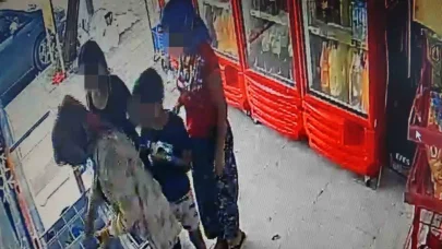 Marketten dondurma ve içecekleri alıp kıyafetlerine gizleyen kadınlar, ticari takside yakalandı