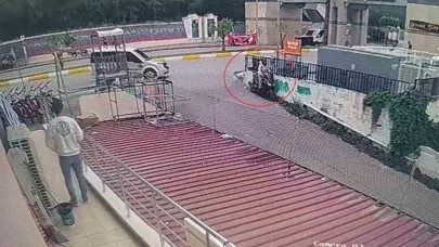 Motosiklet önce otomobile, ardından da duvara çarptı
