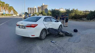 Otomobille çarpışan motosiklet sürücüsü yaralandı