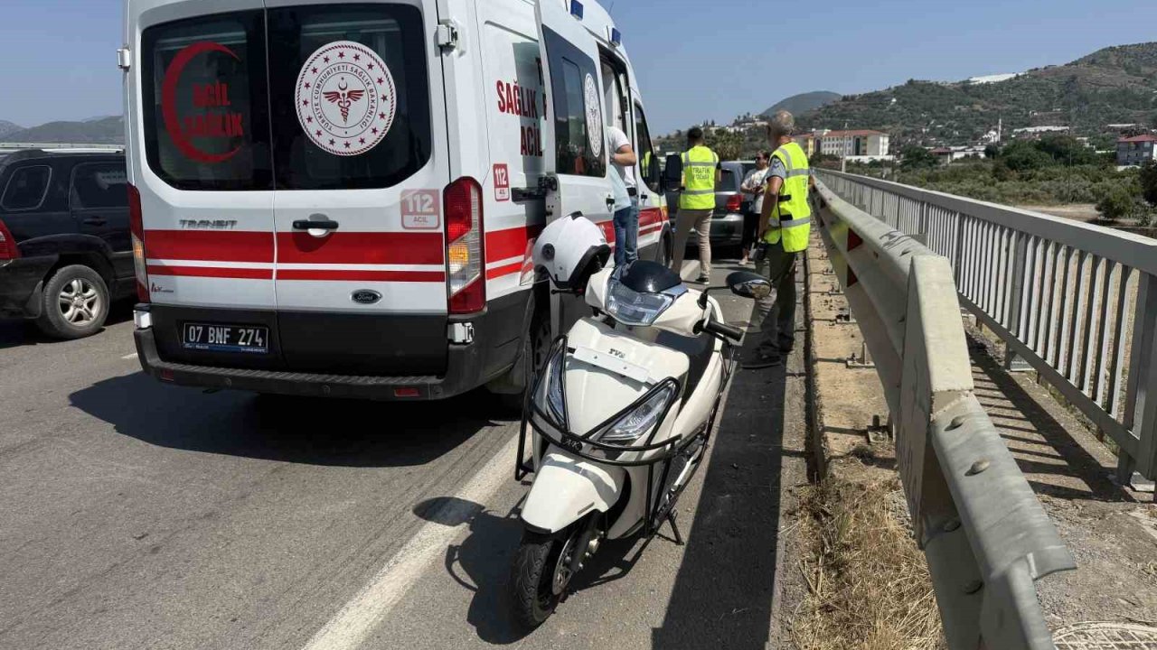 Otomobille motosiklet çarpıştı: 1 yaralı