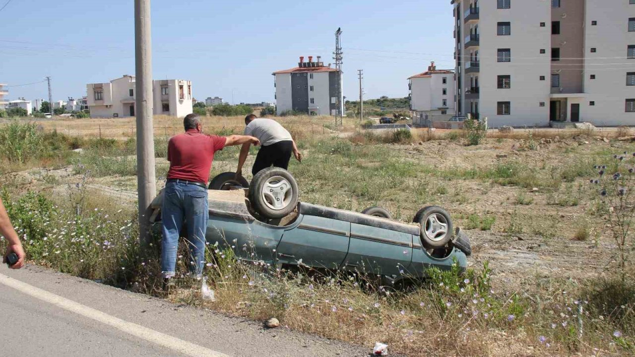 Serik’te otomobil şarampole yuvarlandı, sürücü ve 13 yaşındaki çocuğu yaralandı