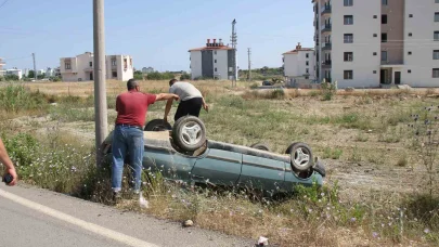 Serik’te otomobil şarampole yuvarlandı, sürücü ve 13 yaşındaki çocuğu yaralandı