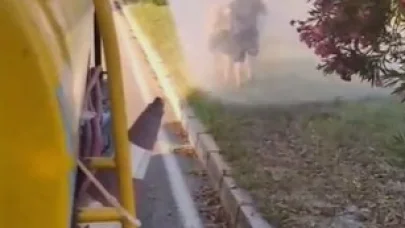 Sıcaktan bunalan çocuklar refüjde sulama yapan su tankeriyle serinledi