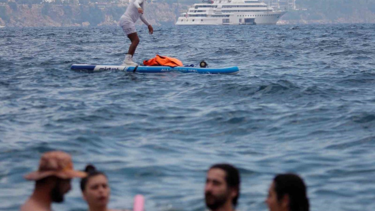 Termometreler 33 dereceyi gösterdi, Konyaaltı Sahili doldu taştı