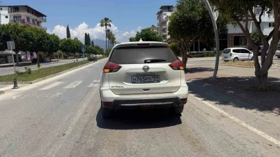 Yayaya yol veren araca çarpmamak için kaza yaptı