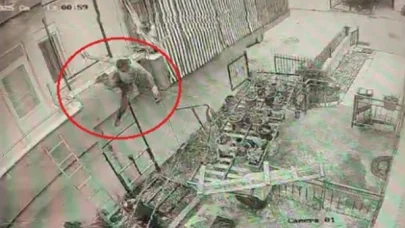 Yük asansörü kurulumu yapan ustanın iskeleden düşme anı kamerada