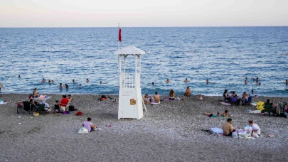 Konyaaltı Sahili'nde cankurtaran mesaisi sonrası tehlikeli saatler