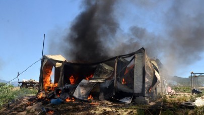 Evindeki yangını gözyaşlarıyla izledi