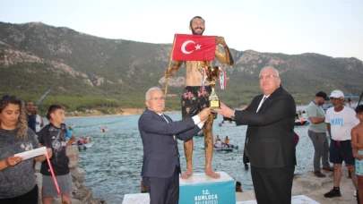 10 bin lira ödül için yağlı direğe tırmanan yarışmacılar hastanelik oldu
