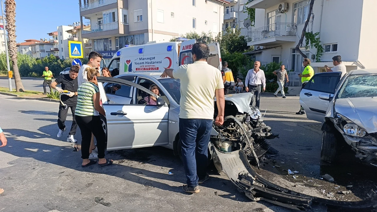 Antalya’da kavşakta otomobiller çarpıştı: 3 yaralı
