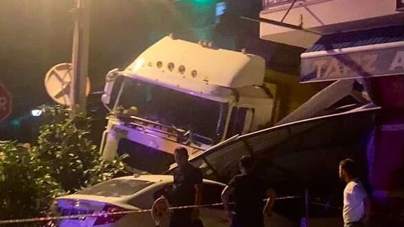 Freni boşalan tır park halindeki 2 otomobile çarparak durabildi