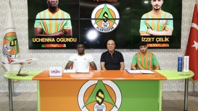Alanyaspor, Uchenna Ogundu ve İzzet Çelik için imza töreni düzenledi