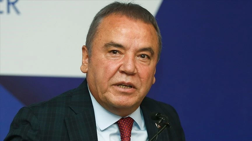 Antalya Büyükşehir Belediye Başkanı Muhittin Böcek gözaltına alındı  Gökhan Böcek'in yurt dışında firari olduğu öğrenildi.