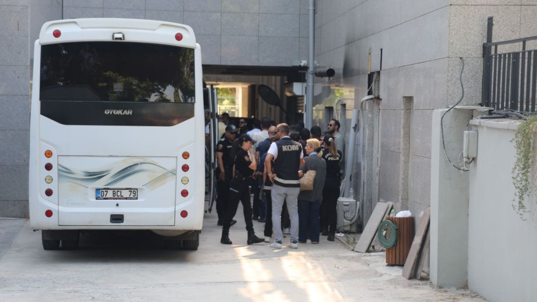 Manavgat Belediyesi'ne 'rüşvet' operasyonunda şüpheliler adliyede
