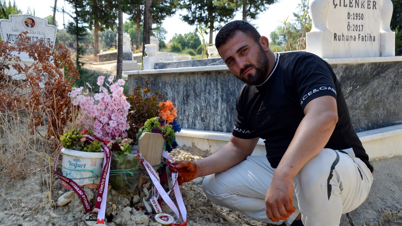 Başpehlivanlık ünvanını kazandı, babasının mezarını ziyaret etti