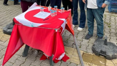 Türk bayrağı masa örtüsü olarak kullanıldı, ilçe başkanına 3 yıl hapis istendi