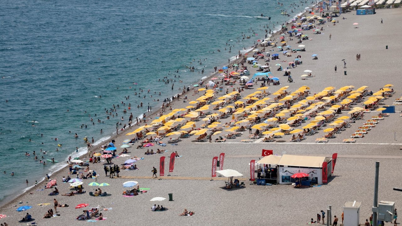 Antalya'da hissedilen sıcaklık 44 dereceyi bulunca sahiller doldu