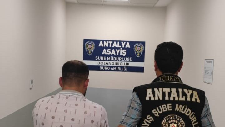 Antalya’da kendisini istihbarat görevlisi olarak tanıtan şahıs dolandırıcılıktan tutuklandı