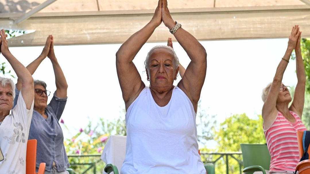 Yaşlı Evi'nde yoga ve meditasyon