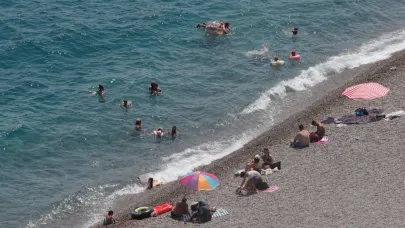 Antalya’da sıcaklık artışı devam ediyor, vatandaşlar sahile akın etti