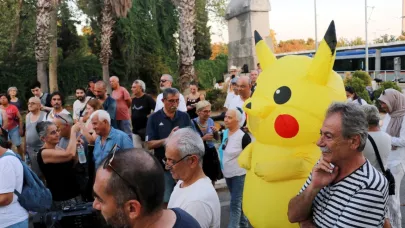 Müze önünde Pikaçu'lu eylem