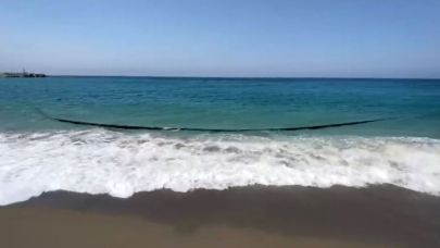 Kirlilikle gündeme gelen sahilde 500 metrelik boru kıyıya vurdu