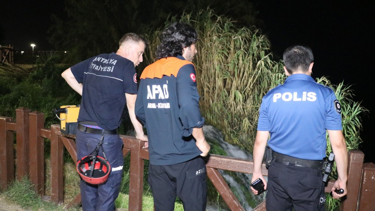 Falezlerden denize düştüğü iddia edilen kişi aranıyor