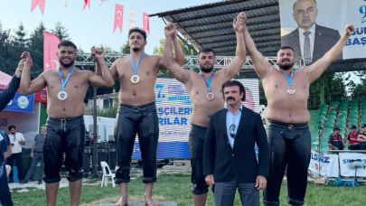 Kemer Belediyesi güreşçileri kürsüye çıktı