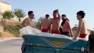 Seyir halindeki traktörün römorkunda tehlikeli serinlik