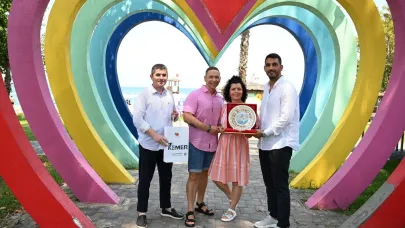 20 yıldır Kemer'e gelen Finli çifte teşekkür plaketi