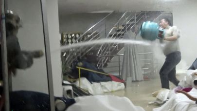 Dükkanındaki gelinlikleri yakmaya çalışan iş yeri sahibine tazyikli suyla müdahale