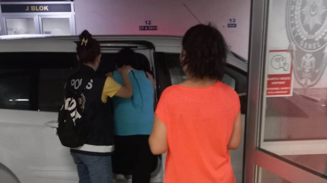 Antalya’da iş yerinden hırsızlık yapan 2 şüpheli tutuklandı