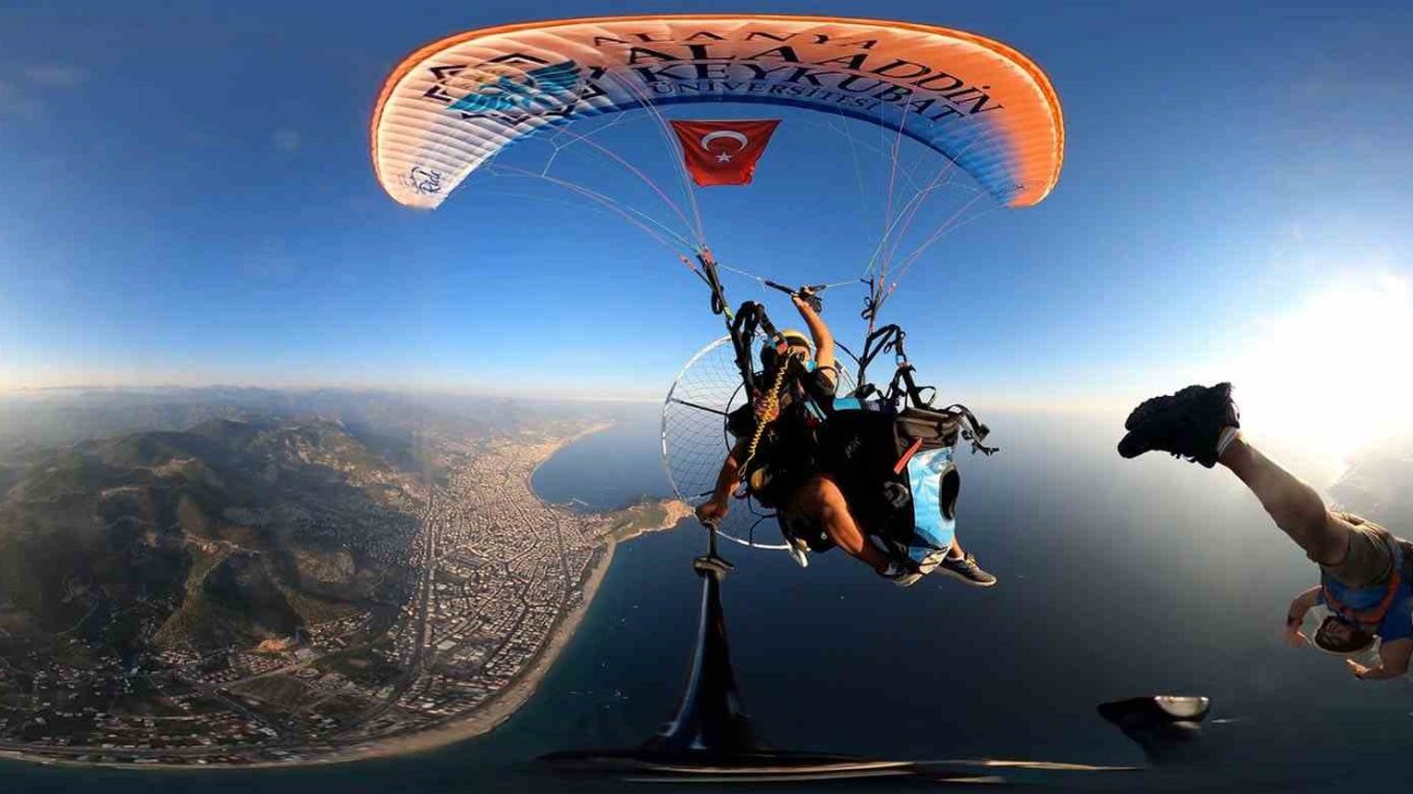 Alanya semalarında 1600 metrede Türk bayrağı dalgalandırıldı