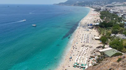 Alanya’da serinlemek isteyen turistler soluğu Kleopatra Plajı’nda aldı