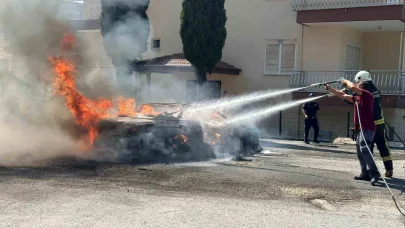 Alanya’da seyir halindeki otomobil alev alev yandı