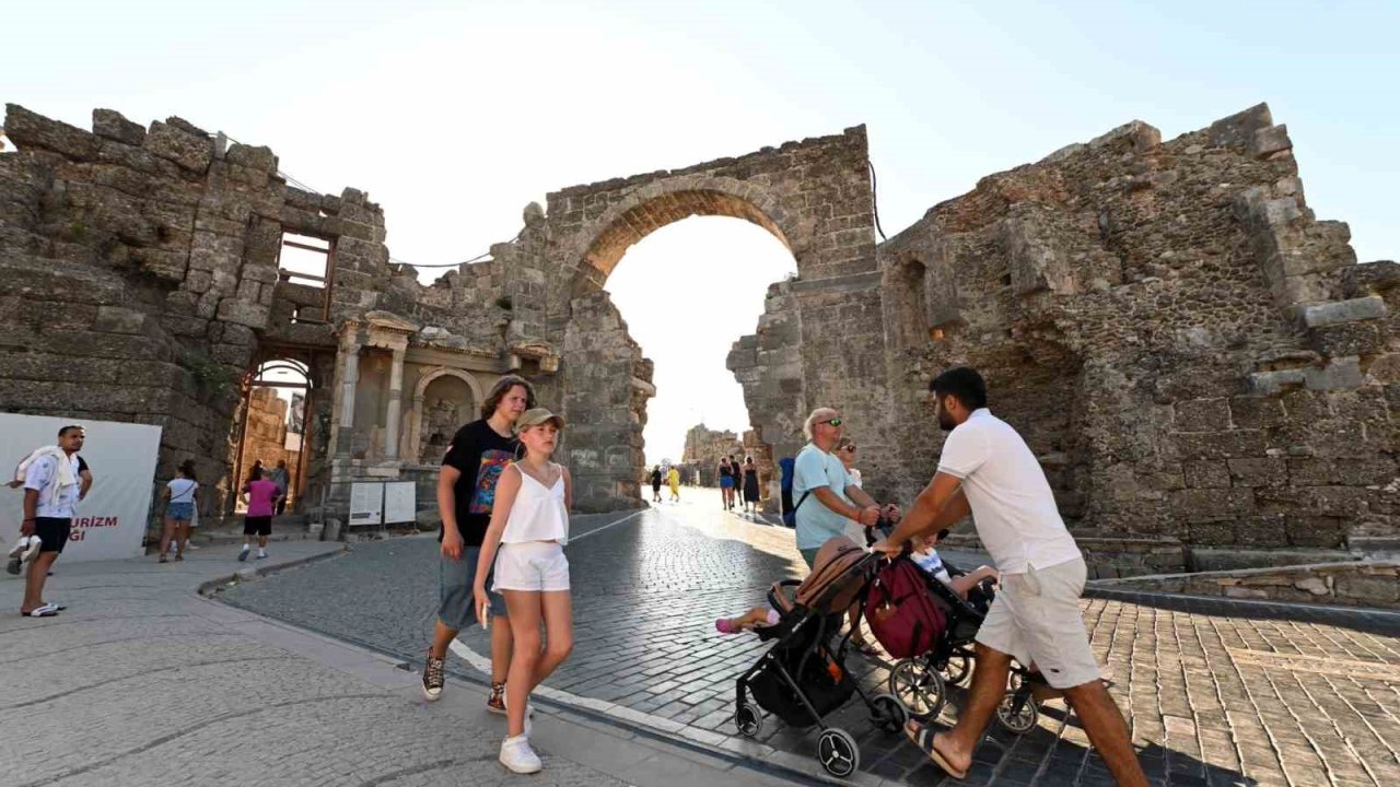 Antalya tüm zamanların günlük turist rekorunu kırdı