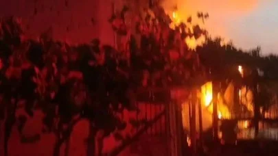 Antalya’da alev alev yanan ev kullanılamaz hale geldi