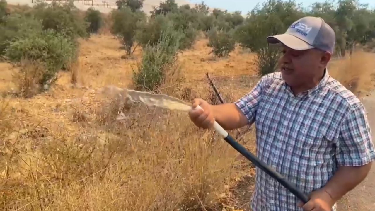 Antalya’da alevlerin yaklaştığı mahallede vatandaşlar hortumlarla nöbette