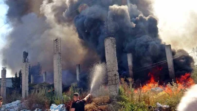 Antalya’da bir ev ve depo alevlerin arasında kaldı