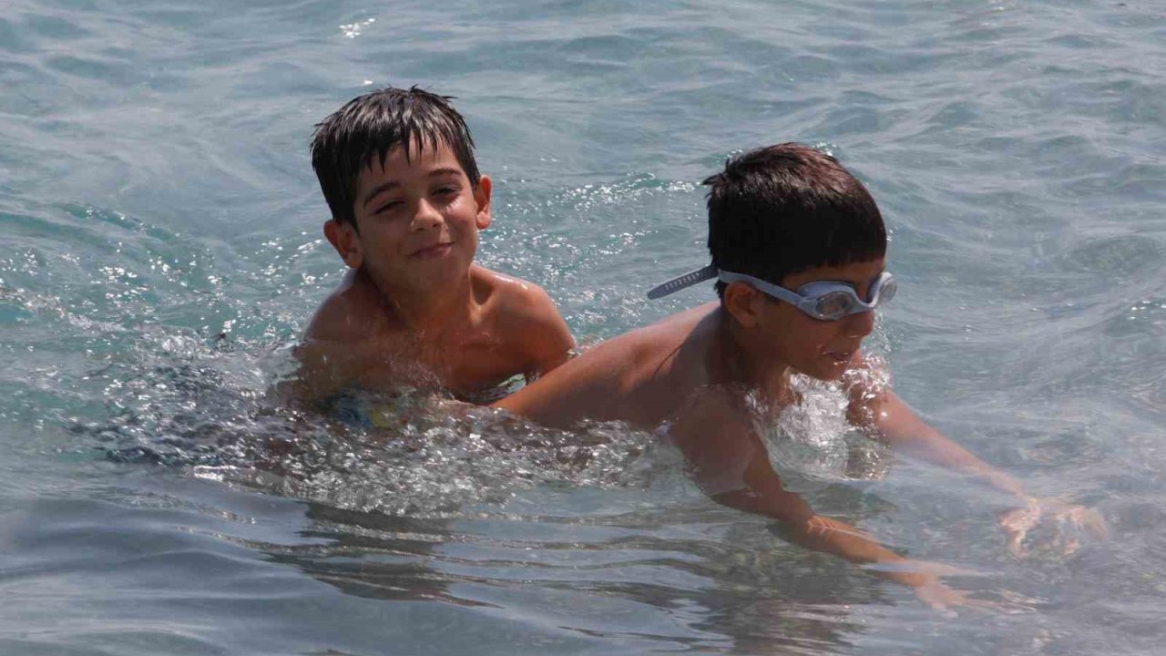 Antalya’da hava sıcaklığı 37, deniz suyu 32 derece oldu
