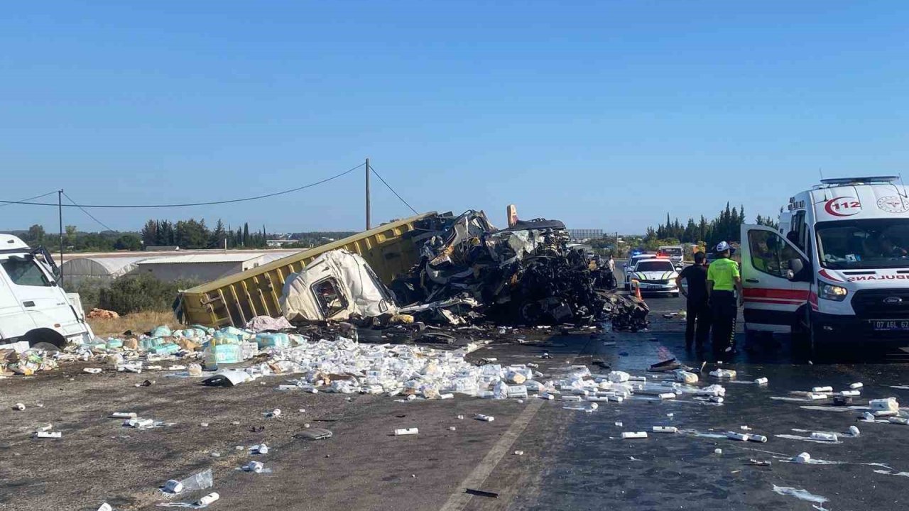 Antalya’da iki tır çarpıştı: 1 ölü, 1 yaralı