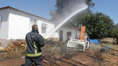 Antalya’da kuruyan otlar tutuştu, çıkan yangın 2 eve sıçramadan söndürüldü